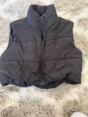 Cropped Puffer Vest in black